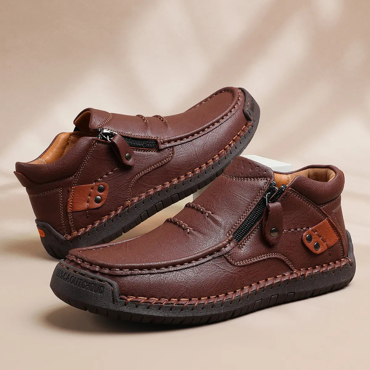 【50% OFF🔥】38–48Férfi prémium bőr outdoor cipő – kézzel varrott, bebújós fazon, magas szár
